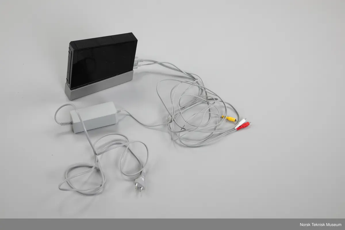 Wii med strømforsyning og ledninger til A/V kontakt.