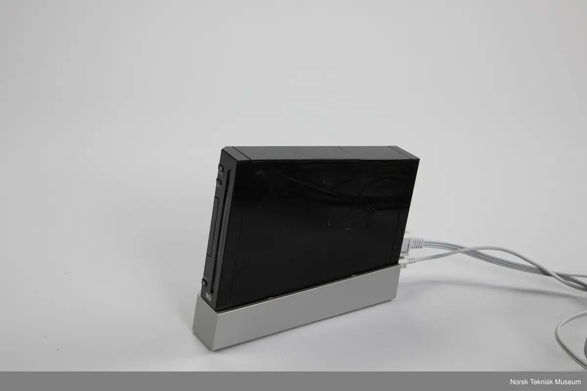 Wii med strømforsyning og ledninger til A/V kontakt.
