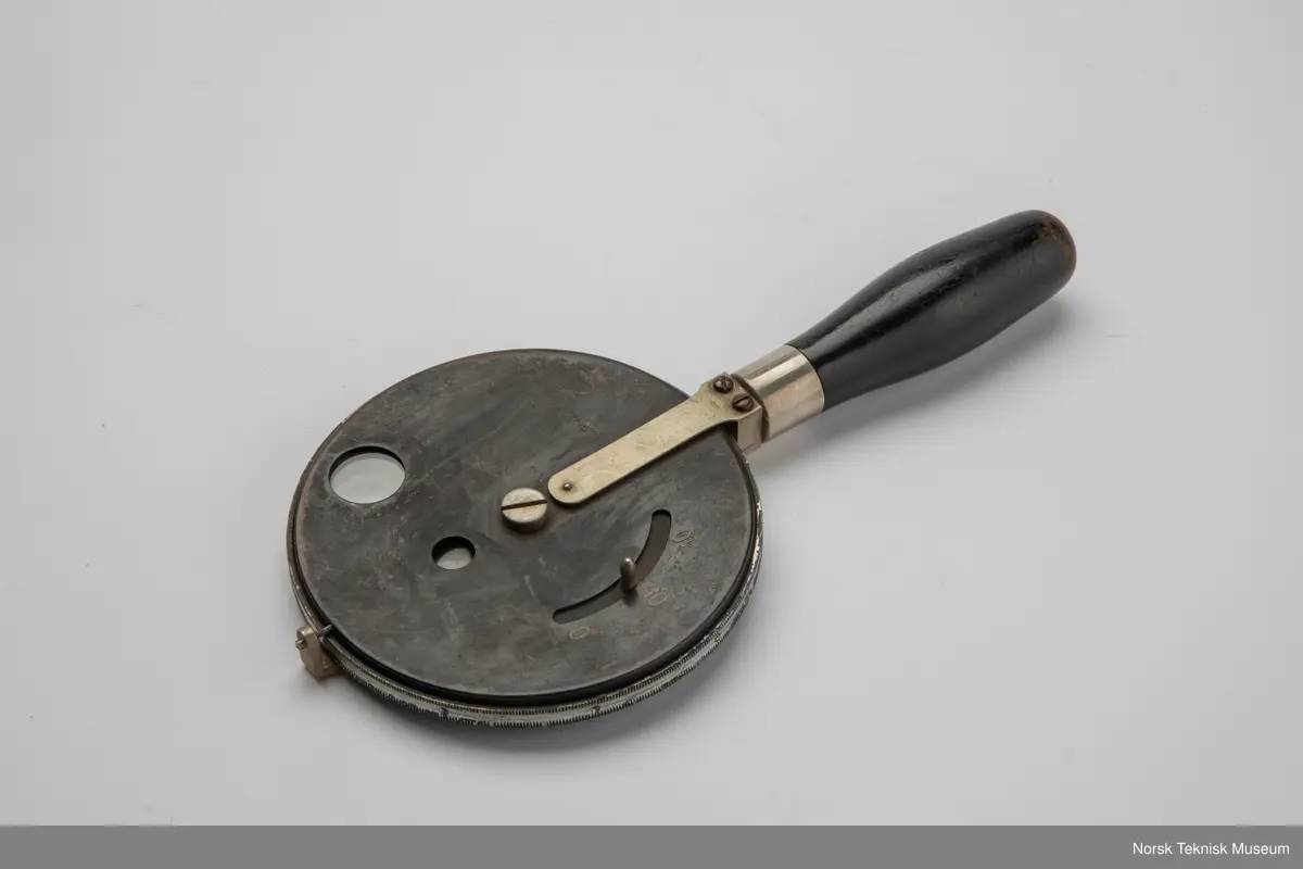 "-" under øyehullet