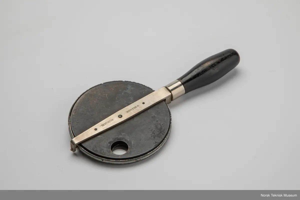 "-" under øyehullet