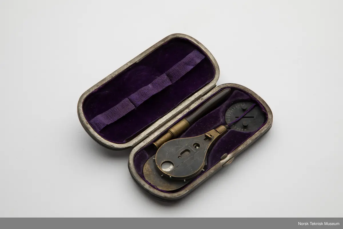 Oftalmoskop med roterende linse. For konkav og konveks måling. Etui med tre tomme holdere for tilhørende linser.