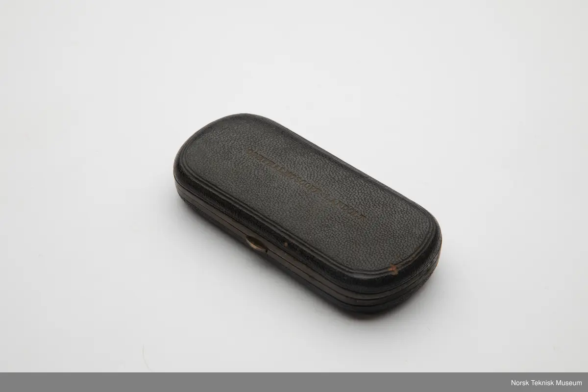 Oftalmoskop med roterende linse. For konkav og konveks måling. Etui med tre tomme holdere for tilhørende linser.