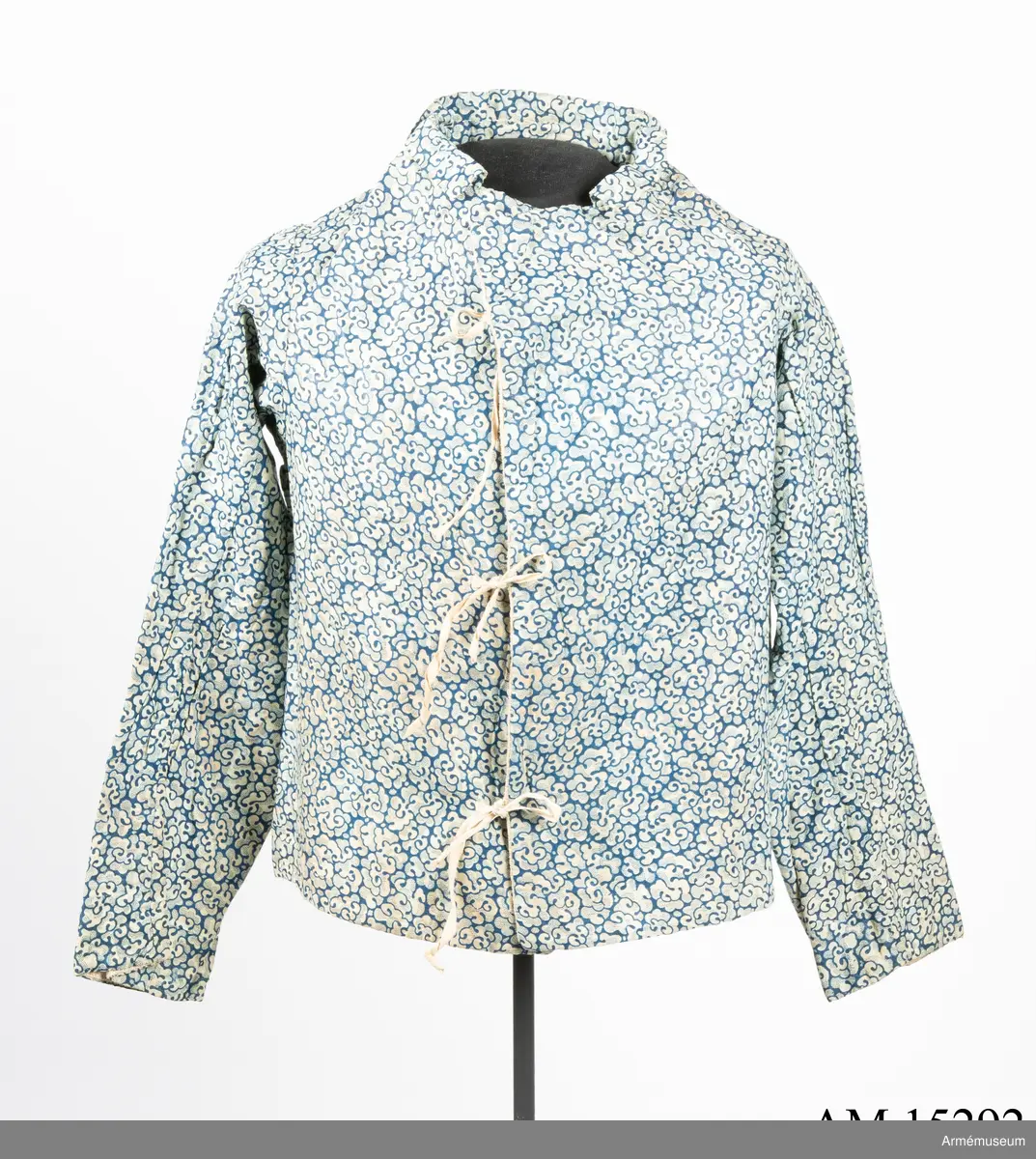 Sjukhuströja av kattuntyg, troligen tryckt 1808 på Söder i Stockholm av Lamms kattunfabrik, Lilla Blecktornet.