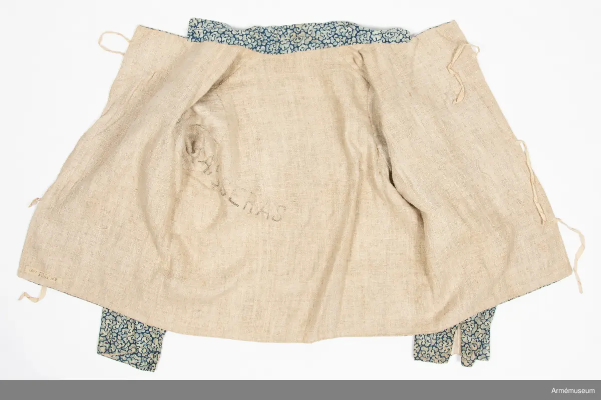 Sjukhuströja av kattuntyg, troligen tryckt 1808 på Söder i Stockholm av Lamms kattunfabrik, Lilla Blecktornet.