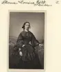Porträtt av Louise (Lovisa) Carolina von Düben. Född 1822 på föräldrarnas egendom Marielund i Uppsala län som dotter till godsägare Joakim Ulrik von Düben (1797-1843) och Antoinetta Sture (1798-1865). Minnet av hennes korta liv är för eftervärlden främst präglat av äktenskapet med konsul Oscar Ekman (1812-1907), sedermera ägare till godset Bjärka Säby söder om Linköping.