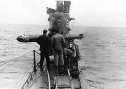 Män och torped på ubåt ute till havs