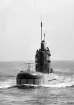 Ubåt ute till havs, några besättningsmän i tornet.