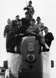 Ubåten Makrillen med delar av besättningen på tornet
