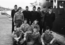 Ubåten Makrillen med delar av besättningen på kajen intill u