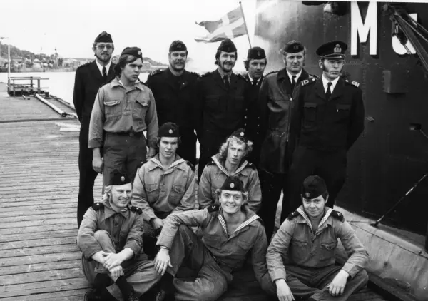Ubåten Makrillen med delar av besättningen på kajen intill u