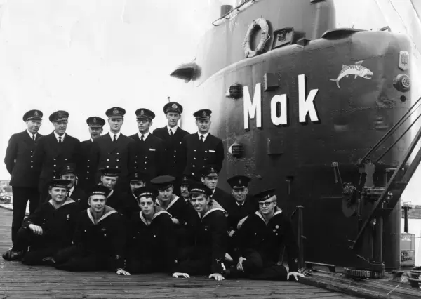 Officerare och sjömän uppställda på kajen intill ubåten Makr