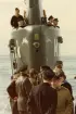 Besättning på däck och i tornet.