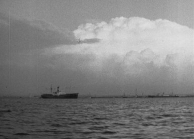 Svartvit dokumentär om livet ombord på ett lastfartyget M/S STOCKHOLM troligen från 1960-talet, före containerlastningens genombrott. Filmen visar lastning och lossning av fordon, kablar och annat gods. Rörliga bilder av sjömän i arbete, dykning och rodd med mindre båt. Även sekvenser med kanotister. Fartyget RUDAX förekommer i bild.