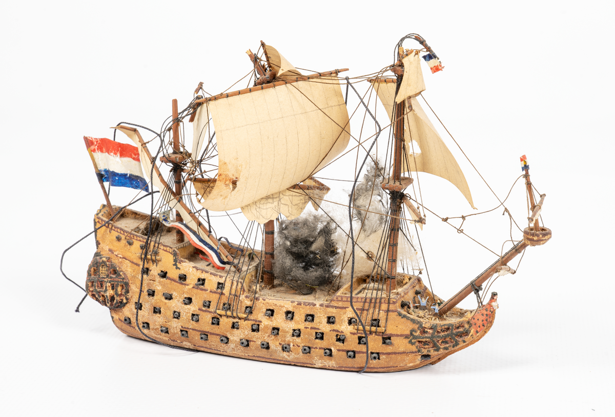 Miniatyrmodell av Jupiter med holländsk flagga. Riggen skadad.