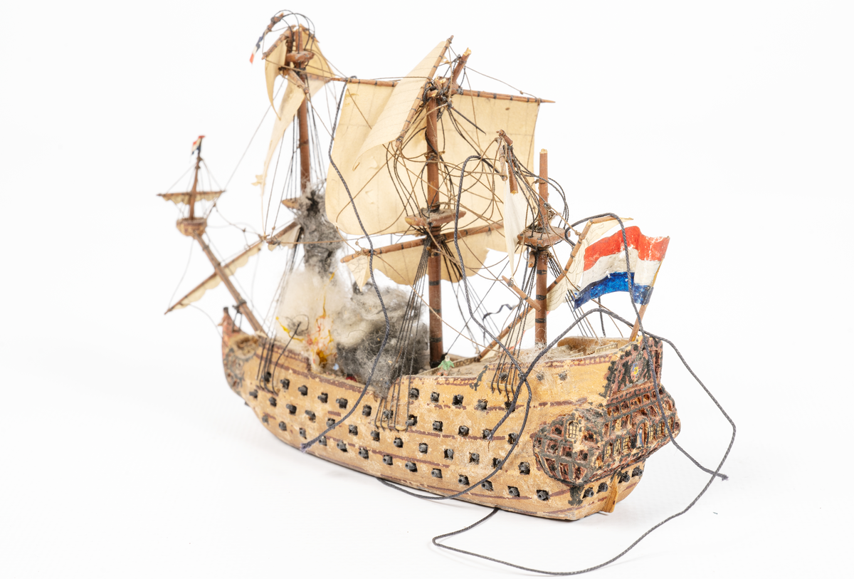 Miniatyrmodell av Jupiter med holländsk flagga. Riggen skadad.