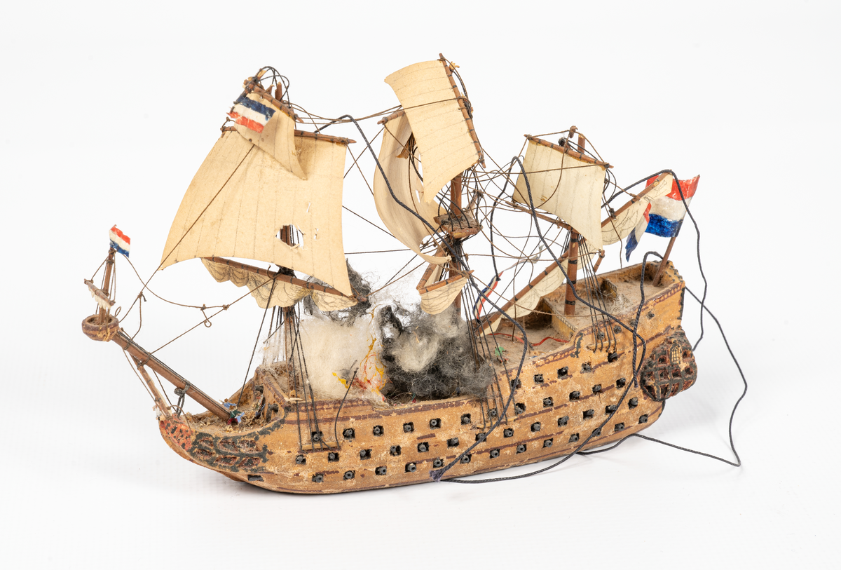 Miniatyrmodell av Jupiter med holländsk flagga. Riggen skadad.