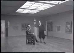 Kunstutstilling på ukjent sted. Billedhugger Nic Schiøll (19