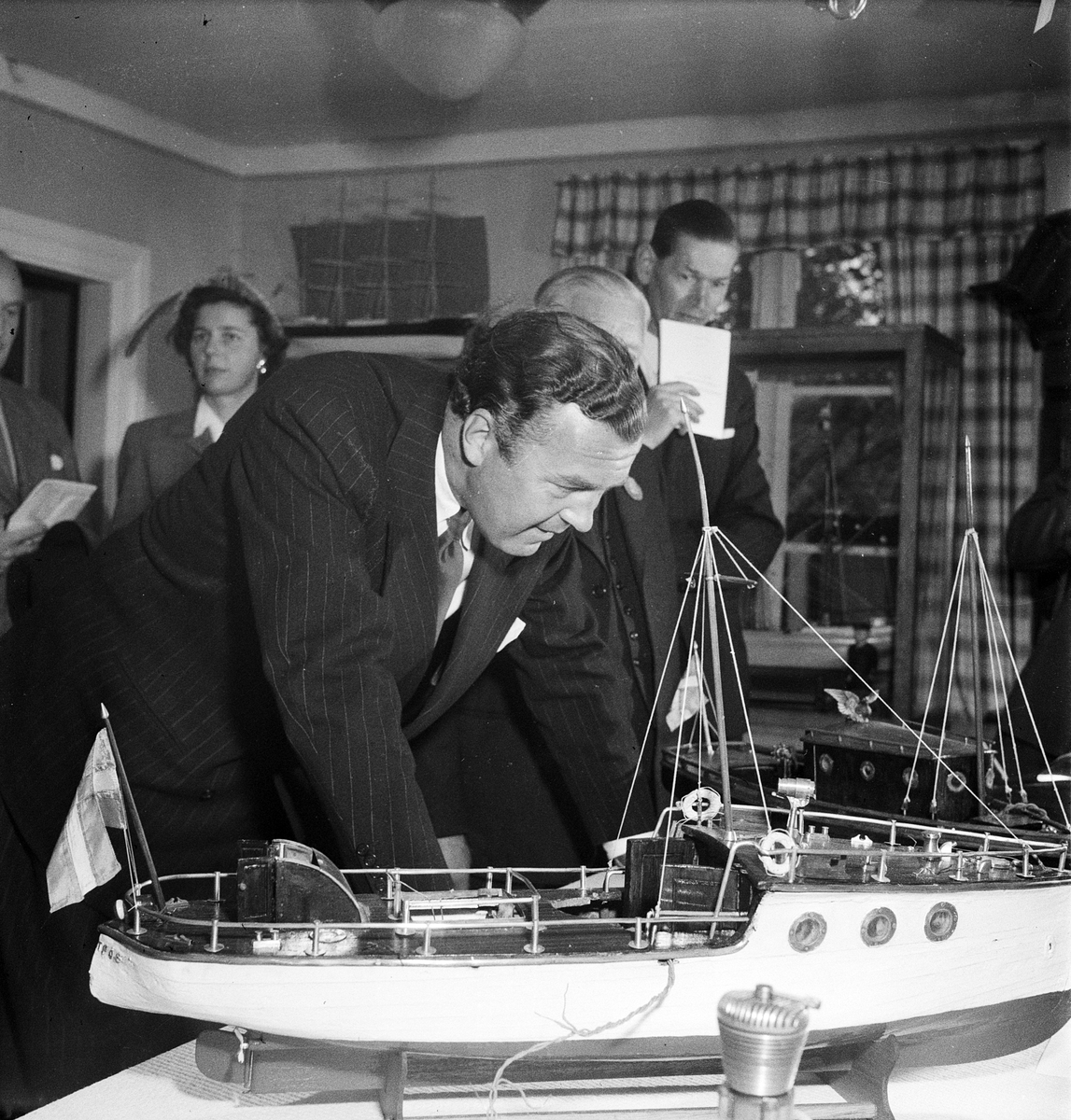 Öregrundsutställningen, prins Bertil studerar en båtmodell, Uppland 1950