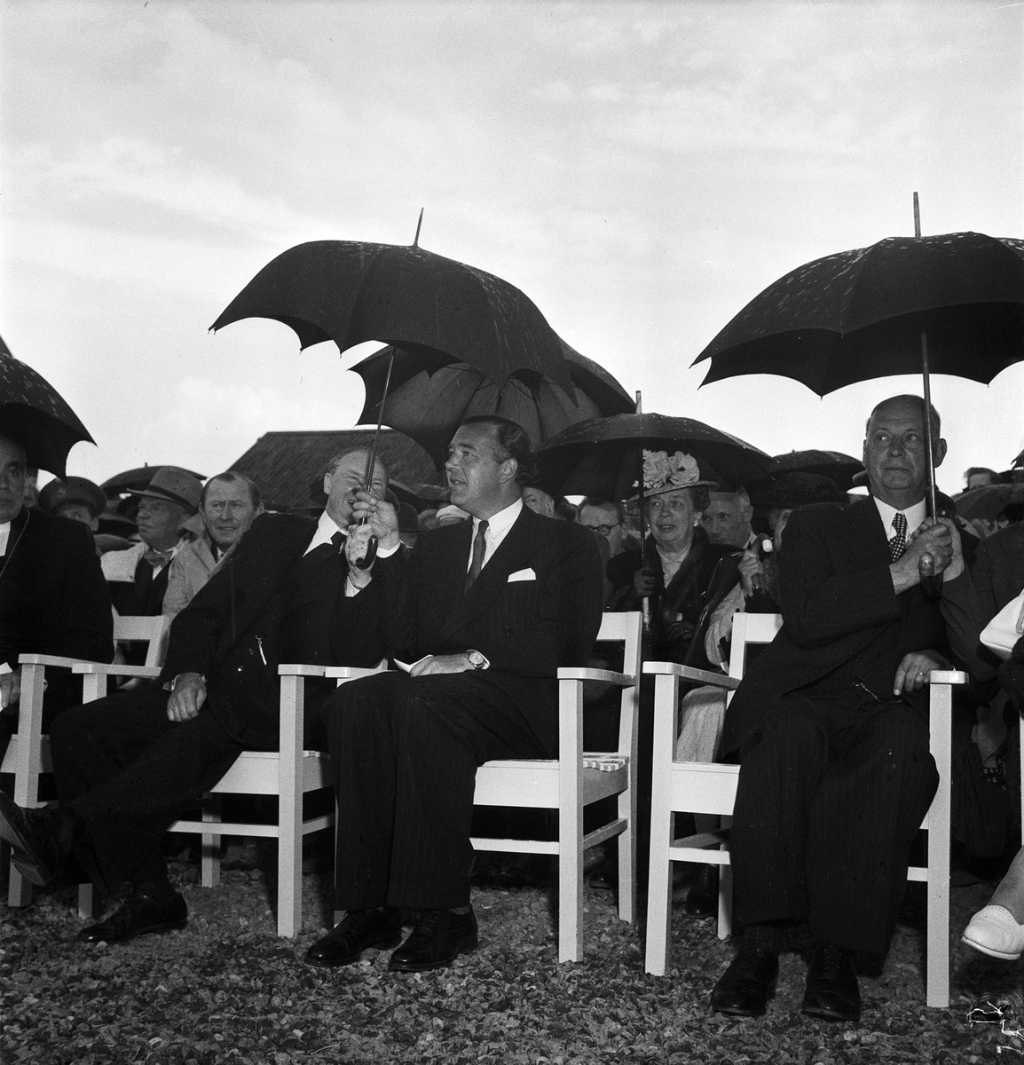 Öregrundsutställningen, prins Bertil med paraply, Uppland 1950