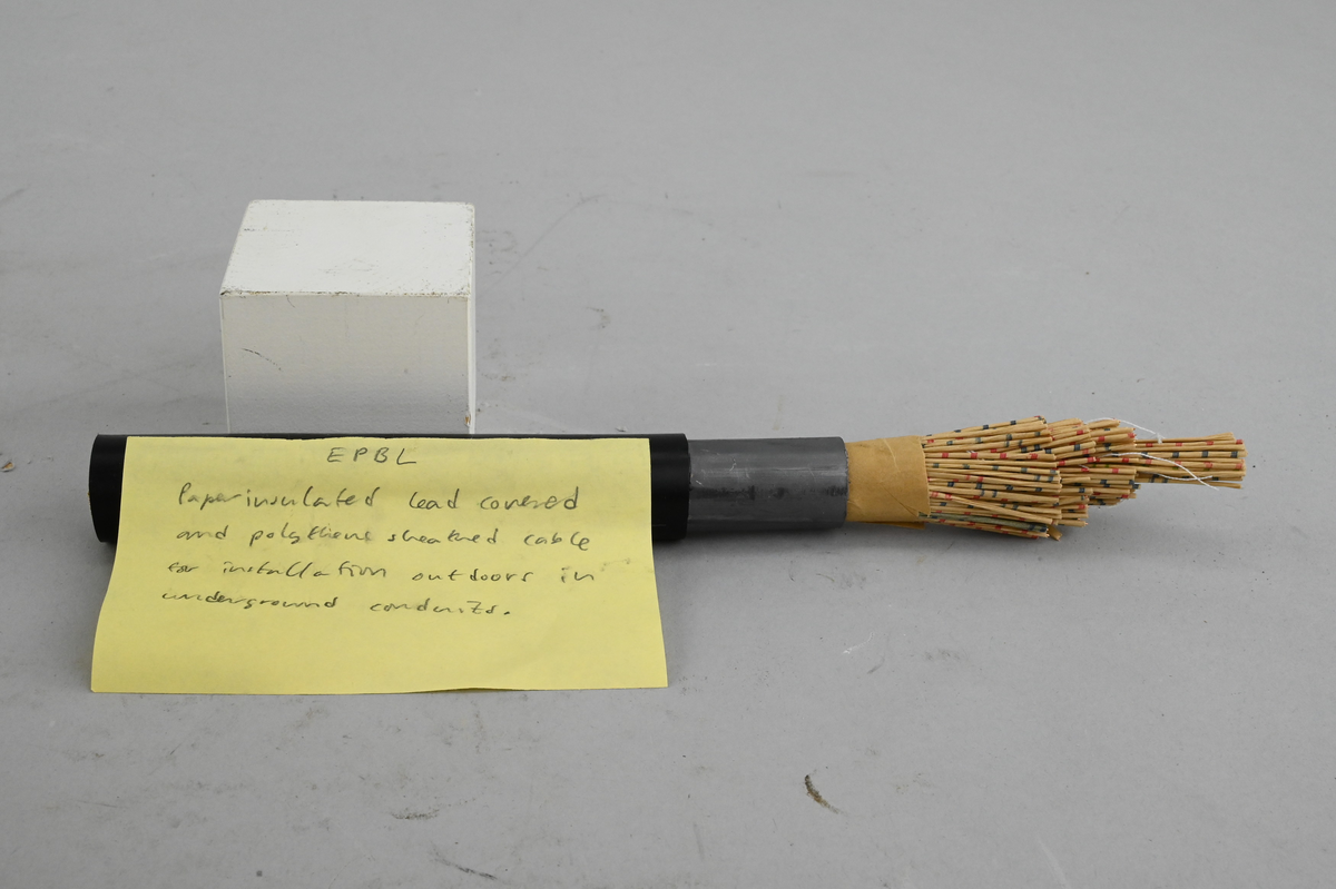 Låda med 9 kabelprover, från slutet av 1900-talet.