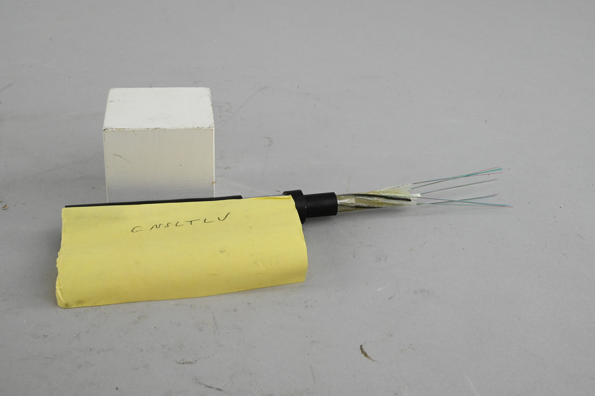 Låda med 9 kabelprover, från slutet av 1900-talet.