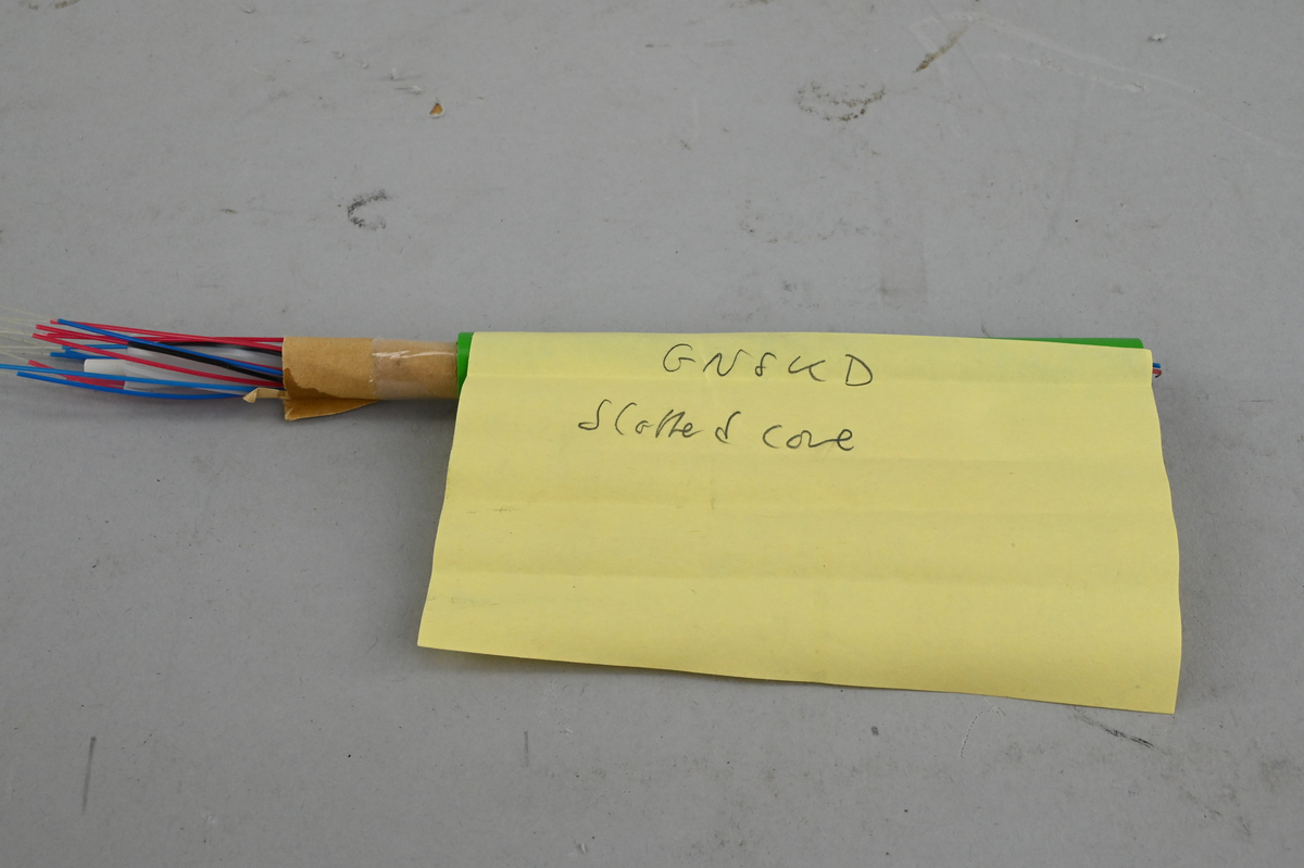 Låda med 9 kabelprover, från slutet av 1900-talet.