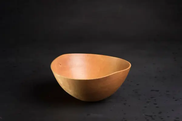 skärsvarvad träskål