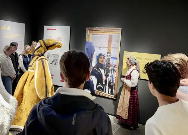 Omvisar og ungdom i utstilling