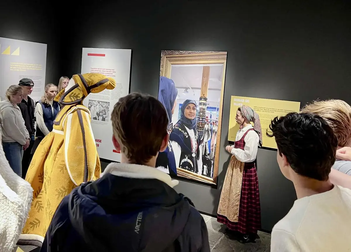 Omvisar og ungdom i utstilling