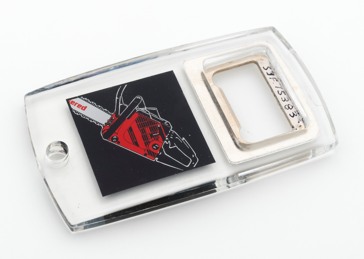 En tilnærmet rektangulær flaskeåpner som hovedsakelig er utført i støpt plast, antatt pleksiglass, med metalltann og påtrykt dekor. Metalltanna, som er støpt inni plasten/pleksiglasset har en rektangulær form. Metalltanna har en "lysåpning" som er cirka 2,6 centimeter lang og 1,4 centimeter bred. Nederst på flaskeåpeneren er det et lite hull slik at den kan henges opp eller festes til en nøkkelreing. 

Under metalltanna er det trykt et bilde av en Jonsered motorsag på den en siden og teksten Jonsered Turbo på den andre siden. Det antas at motorsagmodellen som er avbildet på flaskeåpnerens ene side skal forestille Jonsereds sagmodell 2051 Turbo, men det er ikke bekreftet. 

Flaskeåpneren er en reklameartikkel, et profileringsprodukt, for motorsagmerket Jonsered. Sagmodellen Jonsered 2051 Turbo ble lansert i 1988 og produsert til 1993. Det antas derfor at reklameartikkelen, pofileringsproduktet, ble lansert når disse sagene kom på markedet i 1988.