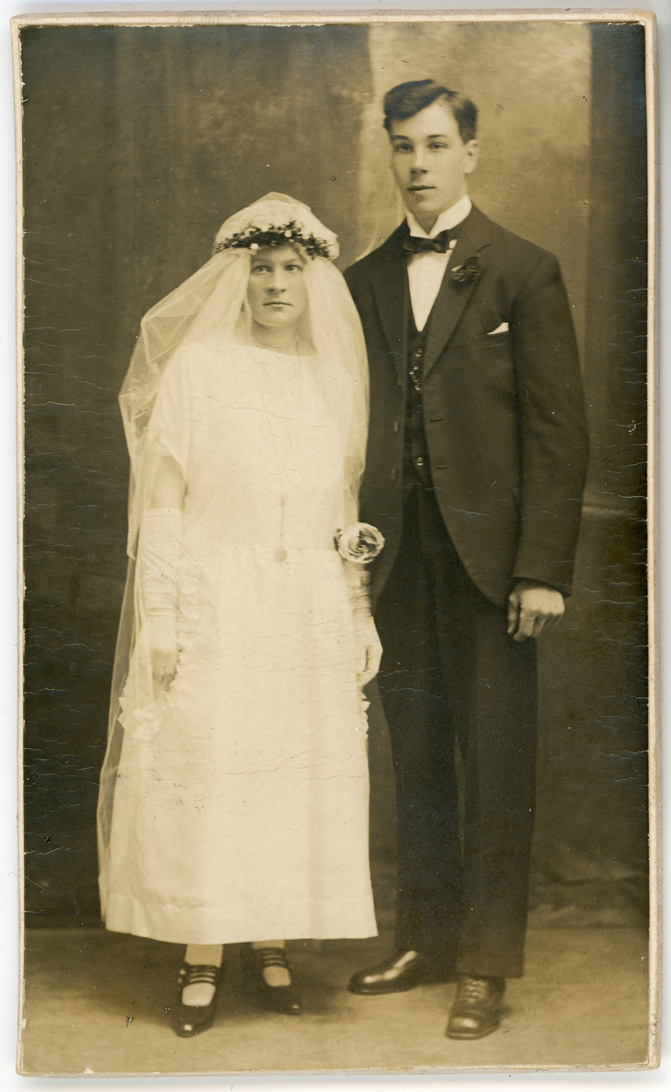 Bryllupsbilde av Ragna og Anton Jensen fotografert hos Jacobsens-atelier, Vardø-Kirkenes. Fotograf enten Olaf Jacobsen eller hans søster Aagot Sofie Jacobsen. Ragna og Anton sine barn hette: Grethe, Gerd, Kåre og Anna. 
