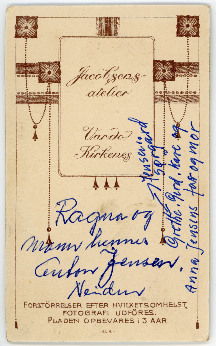 Bryllupsbilde av Ragna og Anton Jensen fotografert hos Jacobsens-atelier, Vardø-Kirkenes. Fotograf enten Olaf Jacobsen eller hans søster Aagot Sofie Jacobsen. Ragna og Anton sine barn hette: Grethe, Gerd, Kåre og Anna. 