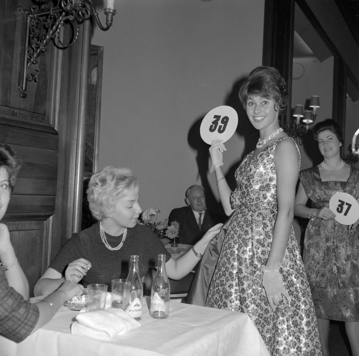 Serier bilder från modevisning i Frimurarehotellet i Linköping 1960.