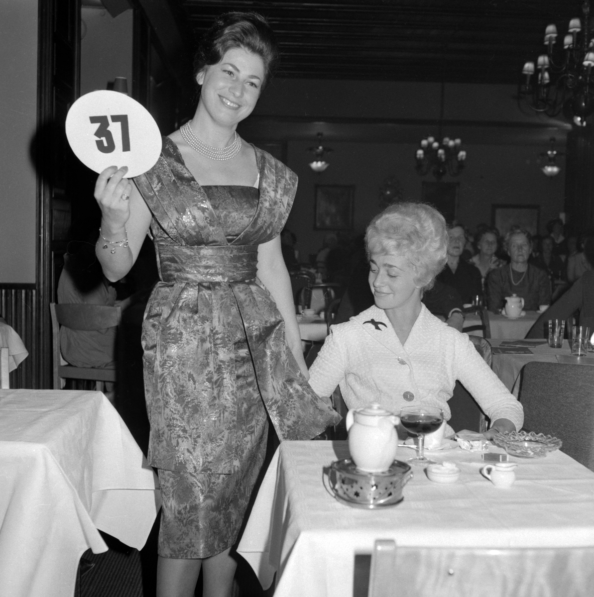 Serier bilder från modevisning i Frimurarehotellet i Linköping 1960.