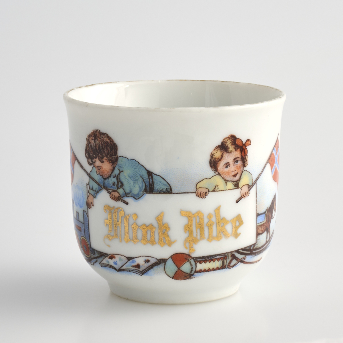 To tekopper med avbrukket hank, brukt i lekestue på 1930-tallet.
Koppene er runde med kanter som bølger smått og jevnt utover i toppen, og avrundes mot bunn. På undersiden av koppene løper det en kant som danner en sirkel og utgjøre bunnen av koppene, bunnen buer innover.
Koppene er av hvit keramikk og er glasert blank med et påmalt motiv på framsiden. Motivet viser to barn, en ung gutt med brunt hår og kledd i blått, og ei ung jente med blondt hår med rød sløyfe kledd i gult. De begge holder hvert sitt norske flagg, og henger over en hvit rektangel med skriften "Flink Pike" malt i gull. Ved siden av skriften på guttens side er det tegnet inn et blått lokomotiv med røde hjul, og en rød trillevogn med en dukke oppi. Dukken har blondt langt hår og kledd i en blå kjole. Ved siden av skriften på jentas side er det tegnet inn en gyngehest, en figur av et dyr på jul og en type jojo. Rett under skriften er det tegnet inn et skytevåpen, en åpen bok, en ball, en tromme og et sverd. Toppen av kantene til koppene er malt gull. 
Under kopp 01, er det skrevet "0372" med i tyn rød skrift, med "2" skrevet under siste tallet i første tallkombinasjon.