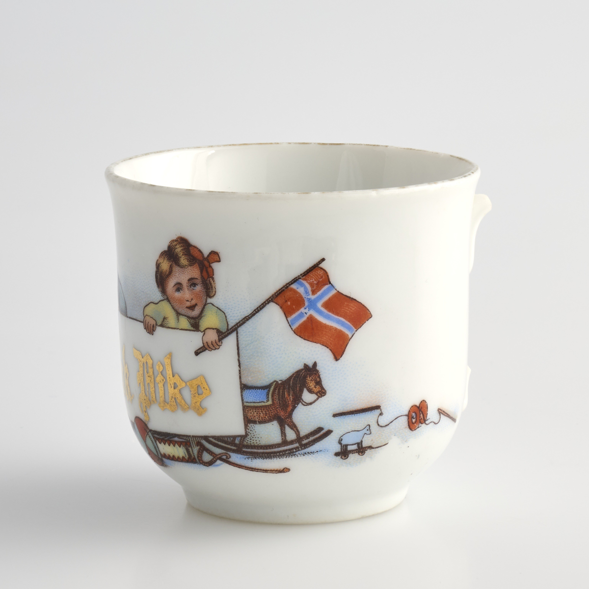 To tekopper med avbrukket hank, brukt i lekestue på 1930-tallet.
Koppene er runde med kanter som bølger smått og jevnt utover i toppen, og avrundes mot bunn. På undersiden av koppene løper det en kant som danner en sirkel og utgjøre bunnen av koppene, bunnen buer innover.
Koppene er av hvit keramikk og er glasert blank med et påmalt motiv på framsiden. Motivet viser to barn, en ung gutt med brunt hår og kledd i blått, og ei ung jente med blondt hår med rød sløyfe kledd i gult. De begge holder hvert sitt norske flagg, og henger over en hvit rektangel med skriften "Flink Pike" malt i gull. Ved siden av skriften på guttens side er det tegnet inn et blått lokomotiv med røde hjul, og en rød trillevogn med en dukke oppi. Dukken har blondt langt hår og kledd i en blå kjole. Ved siden av skriften på jentas side er det tegnet inn en gyngehest, en figur av et dyr på jul og en type jojo. Rett under skriften er det tegnet inn et skytevåpen, en åpen bok, en ball, en tromme og et sverd. Toppen av kantene til koppene er malt gull. 
Under kopp 01, er det skrevet "0372" med i tyn rød skrift, med "2" skrevet under siste tallet i første tallkombinasjon.