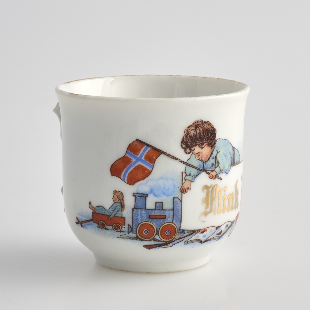 To tekopper med avbrukket hank, brukt i lekestue på 1930-tallet.
Koppene er runde med kanter som bølger smått og jevnt utover i toppen, og avrundes mot bunn. På undersiden av koppene løper det en kant som danner en sirkel og utgjøre bunnen av koppene, bunnen buer innover.
Koppene er av hvit keramikk og er glasert blank med et påmalt motiv på framsiden. Motivet viser to barn, en ung gutt med brunt hår og kledd i blått, og ei ung jente med blondt hår med rød sløyfe kledd i gult. De begge holder hvert sitt norske flagg, og henger over en hvit rektangel med skriften "Flink Pike" malt i gull. Ved siden av skriften på guttens side er det tegnet inn et blått lokomotiv med røde hjul, og en rød trillevogn med en dukke oppi. Dukken har blondt langt hår og kledd i en blå kjole. Ved siden av skriften på jentas side er det tegnet inn en gyngehest, en figur av et dyr på jul og en type jojo. Rett under skriften er det tegnet inn et skytevåpen, en åpen bok, en ball, en tromme og et sverd. Toppen av kantene til koppene er malt gull. 
Under kopp 01, er det skrevet "0372" med i tyn rød skrift, med "2" skrevet under siste tallet i første tallkombinasjon.