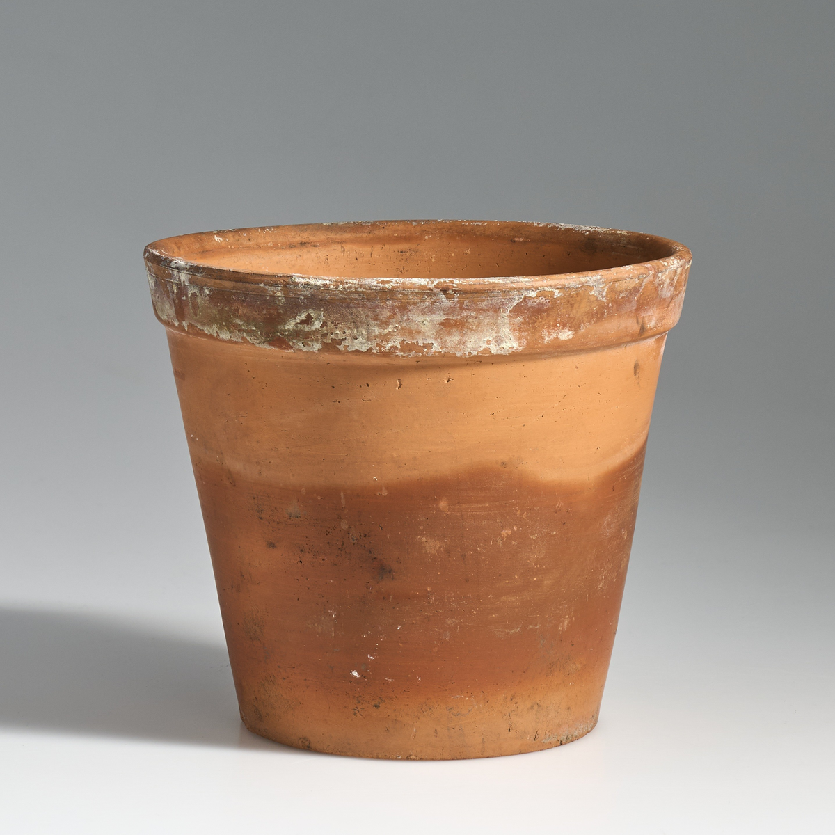 7 blomsterpotter i brent leire. Terrakottapotter med hull under i ca. lik størrelse. Ingen av pottene har jevnt fargemønster, men er alle preget av bruk. 
Pottene 01, 03, 05, 06 og 07, har en liten kant under som danner bunnen av potten, med en flat fordypning under.
Potte 02, har tynnere kant under som ikke er hel, men består av 4 kanter ovenfor hverandre, den er noe lysere i fargen og er markert med tallet "14" under.
Potte 04 har ingen kant under, men har en flat bunn.
Potte 06 har sprekkdannelse under på den ene siden, ovenfor dreneringshullet.