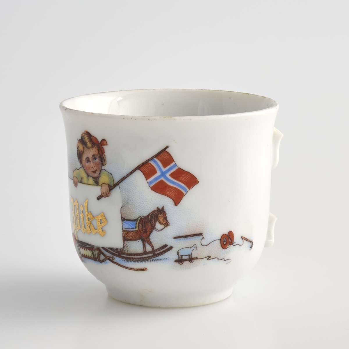 To tekopper med avbrukket hank, brukt i lekestue på 1930-tallet.
Koppene er runde med kanter som bølger smått og jevnt utover i toppen, og avrundes mot bunn. På undersiden av koppene løper det en kant som danner en sirkel og utgjøre bunnen av koppene, bunnen buer innover.
Koppene er av hvit keramikk og er glasert blank med et påmalt motiv på framsiden. Motivet viser to barn, en ung gutt med brunt hår og kledd i blått, og ei ung jente med blondt hår med rød sløyfe kledd i gult. De begge holder hvert sitt norske flagg, og henger over en hvit rektangel med skriften "Flink Pike" malt i gull. Ved siden av skriften på guttens side er det tegnet inn et blått lokomotiv med røde hjul, og en rød trillevogn med en dukke oppi. Dukken har blondt langt hår og kledd i en blå kjole. Ved siden av skriften på jentas side er det tegnet inn en gyngehest, en figur av et dyr på jul og en type jojo. Rett under skriften er det tegnet inn et skytevåpen, en åpen bok, en ball, en tromme og et sverd. Toppen av kantene til koppene er malt gull. 
Under kopp 01, er det skrevet "0372" med i tyn rød skrift, med "2" skrevet under siste tallet i første tallkombinasjon.