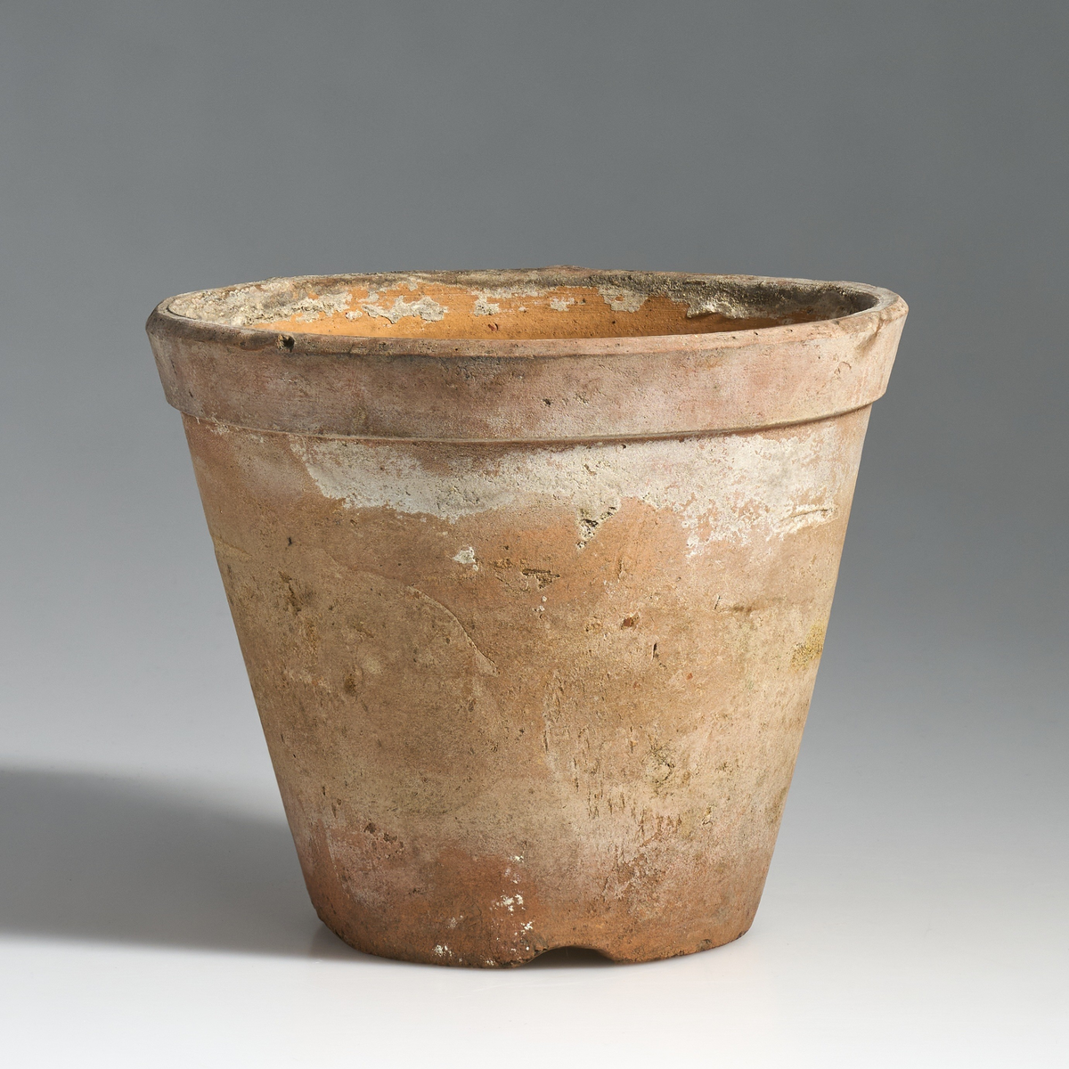 7 blomsterpotter i brent leire. Terrakottapotter med hull under i ca. lik størrelse. Ingen av pottene har jevnt fargemønster, men er alle preget av bruk. 
Pottene 01, 03, 05, 06 og 07, har en liten kant under som danner bunnen av potten, med en flat fordypning under.
Potte 02, har tynnere kant under som ikke er hel, men består av 4 kanter ovenfor hverandre, den er noe lysere i fargen og er markert med tallet "14" under.
Potte 04 har ingen kant under, men har en flat bunn.
Potte 06 har sprekkdannelse under på den ene siden, ovenfor dreneringshullet.