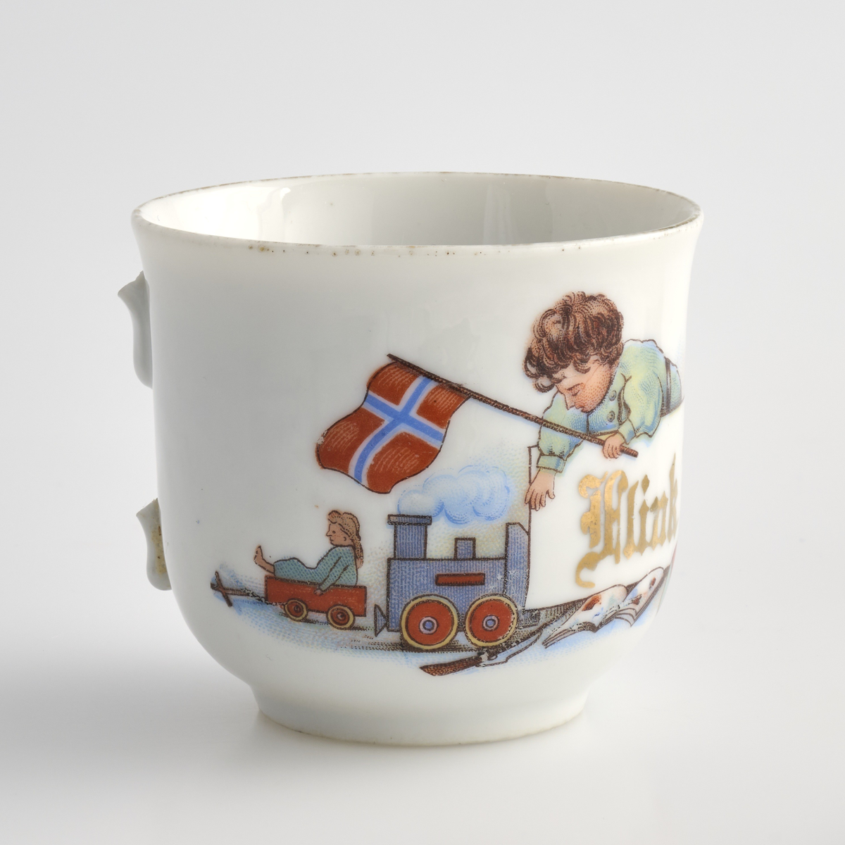 To tekopper med avbrukket hank, brukt i lekestue på 1930-tallet.
Koppene er runde med kanter som bølger smått og jevnt utover i toppen, og avrundes mot bunn. På undersiden av koppene løper det en kant som danner en sirkel og utgjøre bunnen av koppene, bunnen buer innover.
Koppene er av hvit keramikk og er glasert blank med et påmalt motiv på framsiden. Motivet viser to barn, en ung gutt med brunt hår og kledd i blått, og ei ung jente med blondt hår med rød sløyfe kledd i gult. De begge holder hvert sitt norske flagg, og henger over en hvit rektangel med skriften "Flink Pike" malt i gull. Ved siden av skriften på guttens side er det tegnet inn et blått lokomotiv med røde hjul, og en rød trillevogn med en dukke oppi. Dukken har blondt langt hår og kledd i en blå kjole. Ved siden av skriften på jentas side er det tegnet inn en gyngehest, en figur av et dyr på jul og en type jojo. Rett under skriften er det tegnet inn et skytevåpen, en åpen bok, en ball, en tromme og et sverd. Toppen av kantene til koppene er malt gull. 
Under kopp 01, er det skrevet "0372" med i tyn rød skrift, med "2" skrevet under siste tallet i første tallkombinasjon.