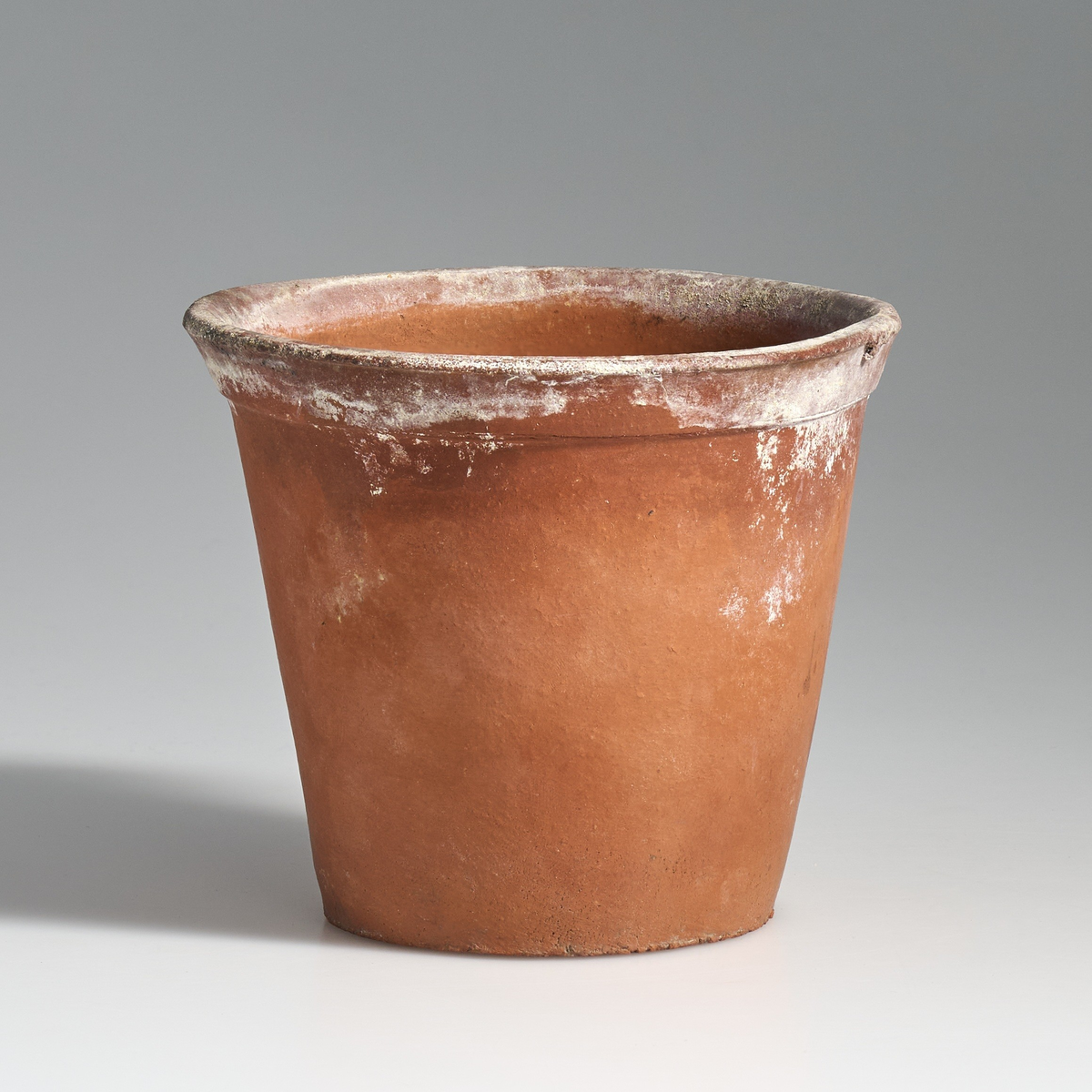 2 blomsterpotter i brent leire. Terrakottapotter med hull under i ca. lik størrelse. Ingen av pottene har jevnt fargemønster, men er alle preget av bruk. De begge har tilnærmet flat bunn.
Potte 02 har en sprekk som løper fra kanten av potten og skrått ned til bunnen.