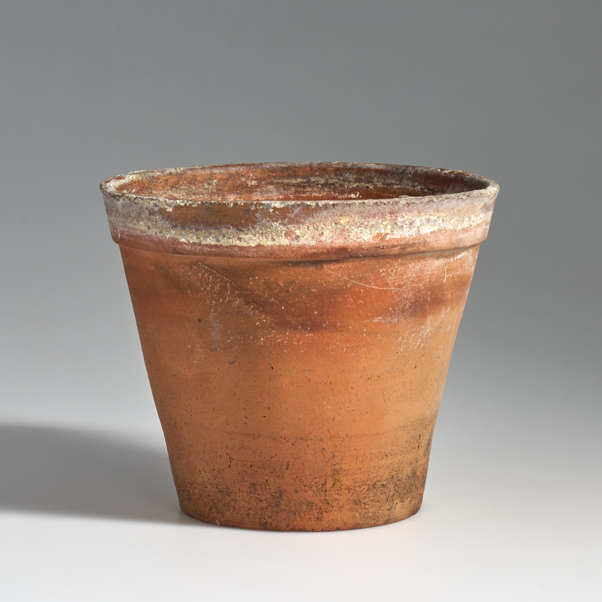 7 blomsterpotter i brent leire. Terrakottapotter med hull under i ca. lik størrelse. Ingen av pottene har jevnt fargemønster, men er alle preget av bruk. 
Pottene 01, 03, 05, 06 og 07, har en liten kant under som danner bunnen av potten, med en flat fordypning under.
Potte 02, har tynnere kant under som ikke er hel, men består av 4 kanter ovenfor hverandre, den er noe lysere i fargen og er markert med tallet "14" under.
Potte 04 har ingen kant under, men har en flat bunn.
Potte 06 har sprekkdannelse under på den ene siden, ovenfor dreneringshullet.