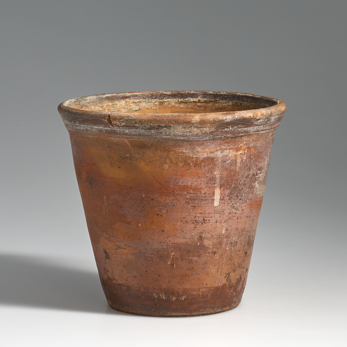 7 blomsterpotter i brent leire. Terrakottapotter med hull under i ca. lik størrelse. Ingen av pottene har jevnt fargemønster, men er alle preget av bruk. 
Pottene 01, 03, 05, 06 og 07, har en liten kant under som danner bunnen av potten, med en flat fordypning under.
Potte 02, har tynnere kant under som ikke er hel, men består av 4 kanter ovenfor hverandre, den er noe lysere i fargen og er markert med tallet "14" under.
Potte 04 har ingen kant under, men har en flat bunn.
Potte 06 har sprekkdannelse under på den ene siden, ovenfor dreneringshullet.