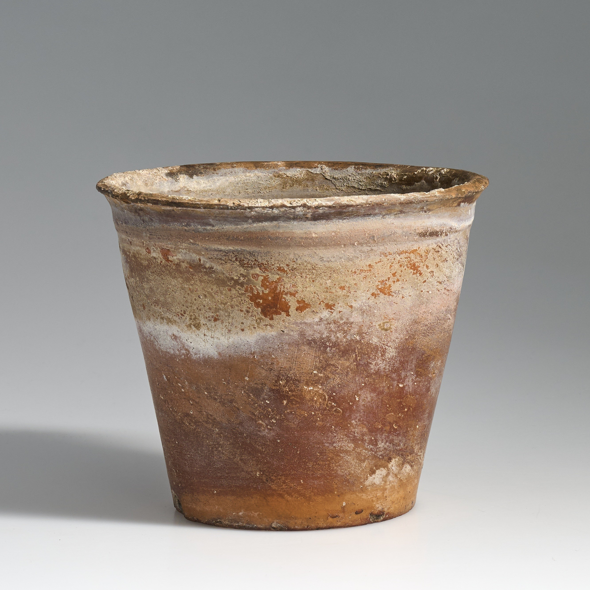 5 blomsterpotter i brent leire. Terrakottapotter med hull under i ca. lik størrelse. Ingen av pottene har jevnt fargemønster, men er alle preget av bruk. 
Pottene 01, 03, 04, og 05, har en liten kant under som danner bunnen av potten, med en flat fordypning under.
Potte 02 har ingen kant under, men har en flat bunn.