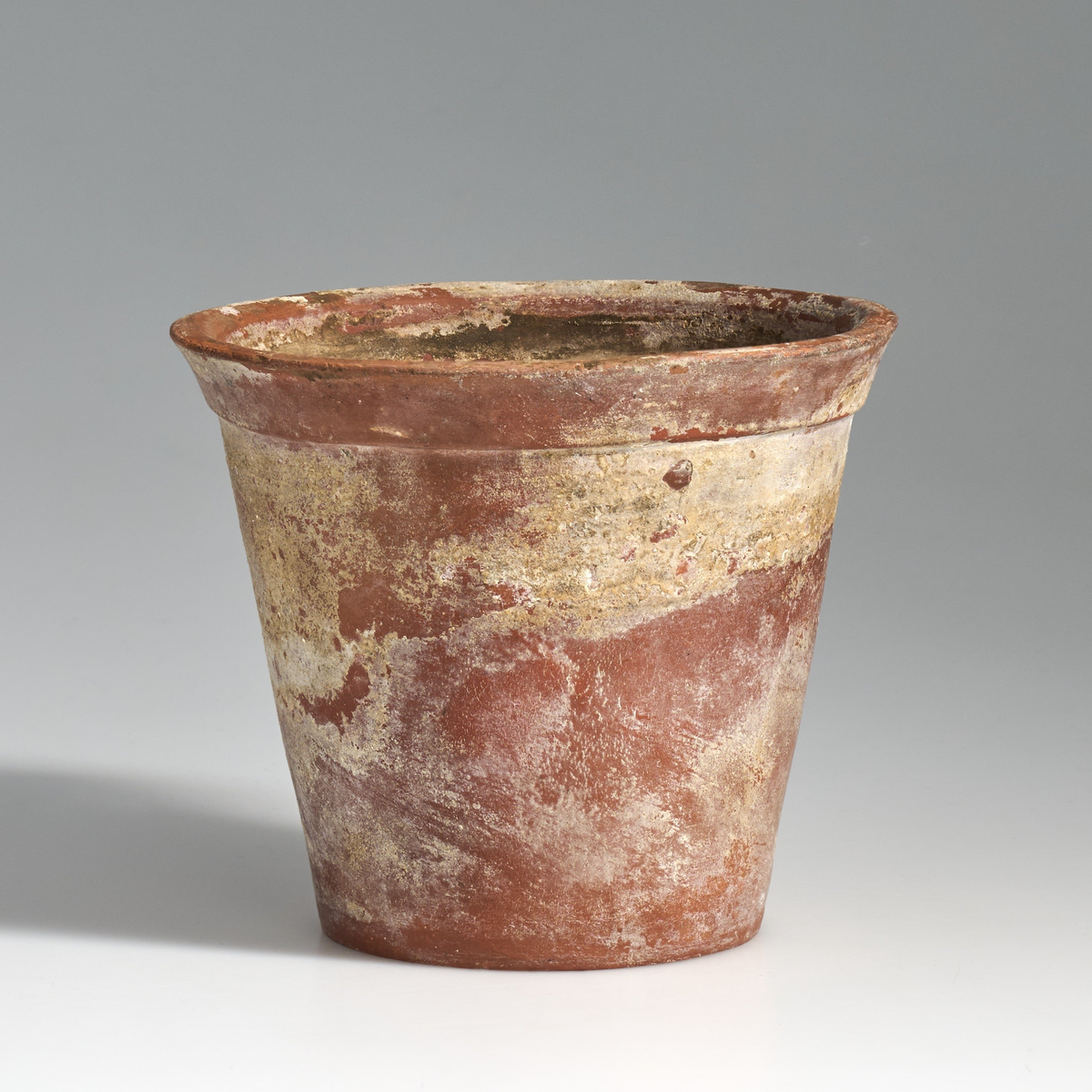 5 blomsterpotter i brent leire. Terrakottapotter med hull under i ca. lik størrelse. Ingen av pottene har jevnt fargemønster, men er alle preget av bruk. 
Pottene 01, 03, 04, og 05, har en liten kant under som danner bunnen av potten, med en flat fordypning under.
Potte 02 har ingen kant under, men har en flat bunn.