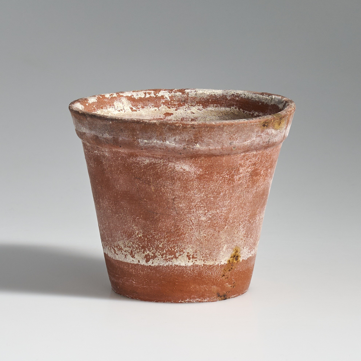 2 blomsterpotter i brent leire. Terrakottapotter med hull under i ca. lik størrelse. Ingen av pottene har jevnt fargemønster, men er alle preget av bruk. De begge har tilnærmet flat bunn.
Potte 02 er noe lysere og mer tilnærmet oransje i fargen enn 01, og litt høyre. Potte 01 er lavere og noe mer rødbrun i fargen enn potte 02.