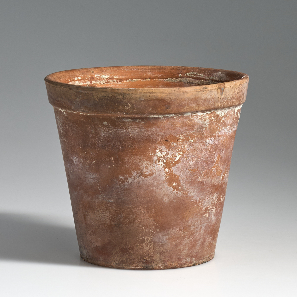 7 blomsterpotter i brent leire. Terrakottapotter med hull under i ca. lik størrelse. Ingen av pottene har jevnt fargemønster, men er alle preget av bruk. 
Pottene 01, 03, 05, 06 og 07, har en liten kant under som danner bunnen av potten, med en flat fordypning under.
Potte 02, har tynnere kant under som ikke er hel, men består av 4 kanter ovenfor hverandre, den er noe lysere i fargen og er markert med tallet "14" under.
Potte 04 har ingen kant under, men har en flat bunn.
Potte 06 har sprekkdannelse under på den ene siden, ovenfor dreneringshullet.