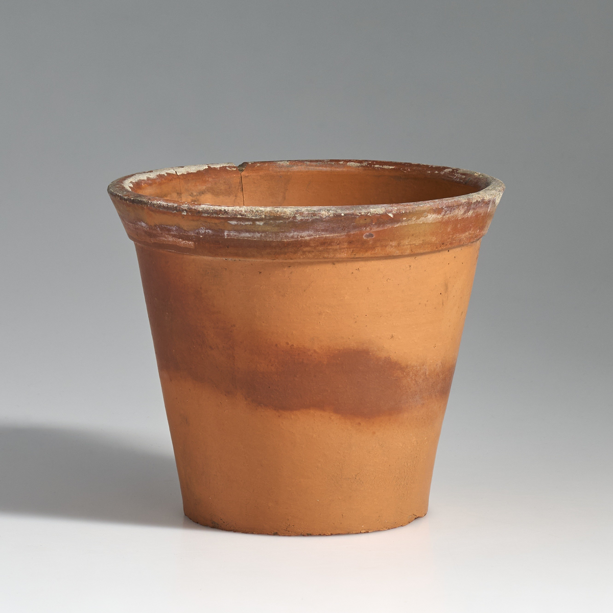 5 blomsterpotter i brent leire. Terrakottapotter med hull under i ca. lik størrelse. Ingen av pottene har jevnt fargemønster, men er alle preget av bruk. 
Pottene 01, 03, 04, og 05, har en liten kant under som danner bunnen av potten, med en flat fordypning under.
Potte 02 har ingen kant under, men har en flat bunn.