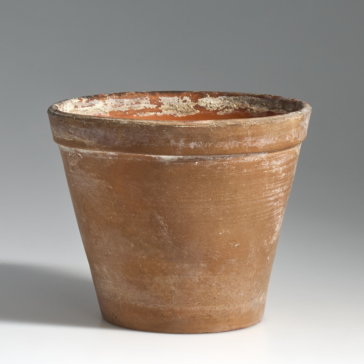 7 blomsterpotter i brent leire. Terrakottapotter med hull under i ca. lik størrelse. Ingen av pottene har jevnt fargemønster, men er alle preget av bruk. 
Pottene 01, 03, 05, 06 og 07, har en liten kant under som danner bunnen av potten, med en flat fordypning under.
Potte 02, har tynnere kant under som ikke er hel, men består av 4 kanter ovenfor hverandre, den er noe lysere i fargen og er markert med tallet "14" under.
Potte 04 har ingen kant under, men har en flat bunn.
Potte 06 har sprekkdannelse under på den ene siden, ovenfor dreneringshullet.